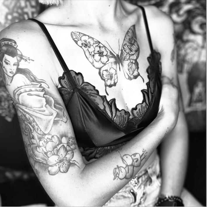 Dettaglio di lavori realizzati da Antelia Tattoo su braccia e décolleté